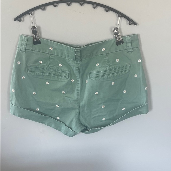 Old Navy Green Women's Shorts with White Daisy Embroidery Size 2 - Picture 3 of 7